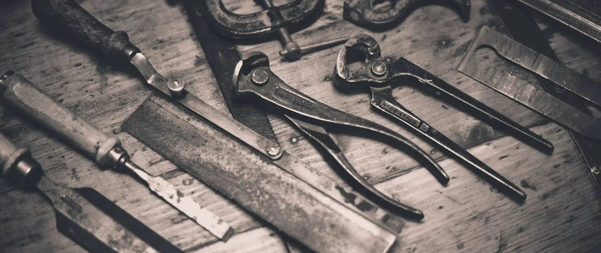 Renowacja mebli Warszawa – narzędzia rzemieślnicze
